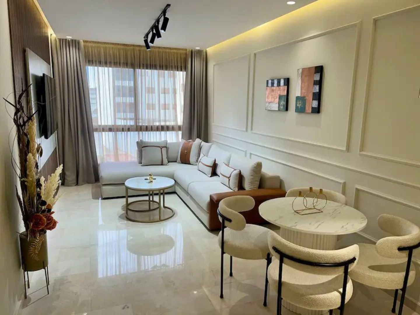 Luxueux Blanche-Neige : garage intérieur et tramway